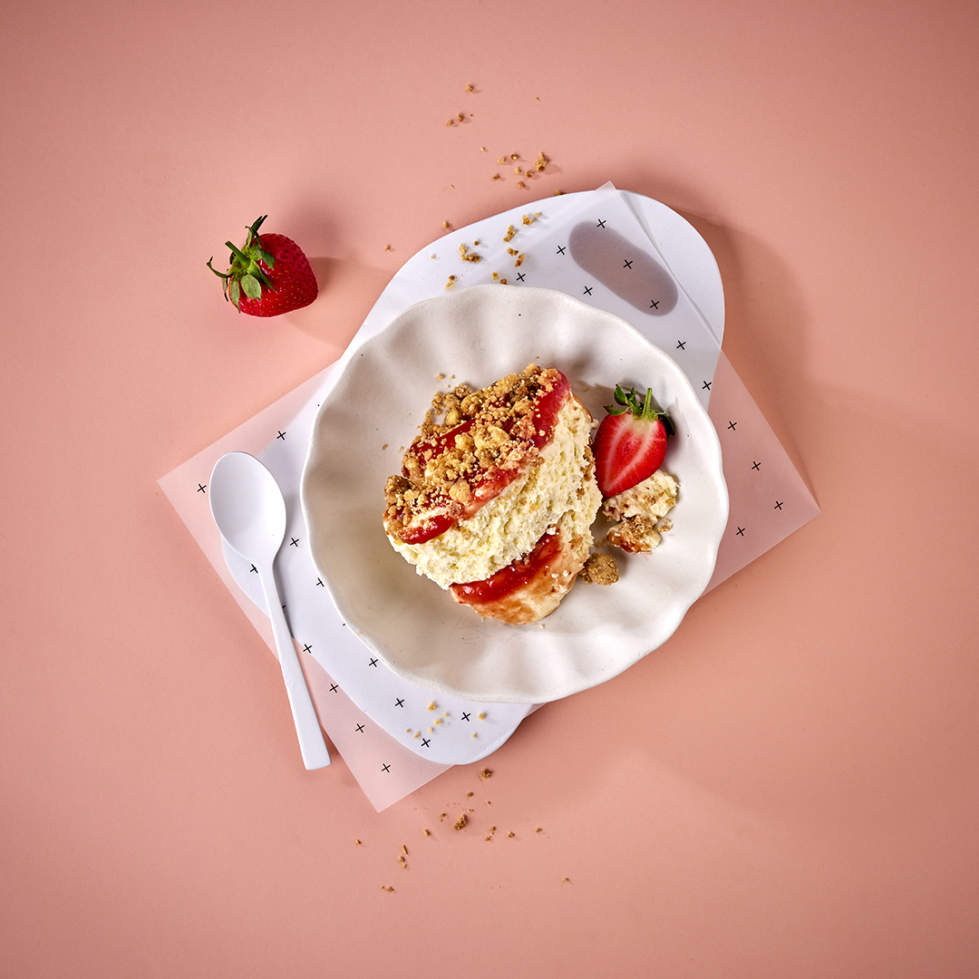 Strawberry Cookie Crumble Cheesecake